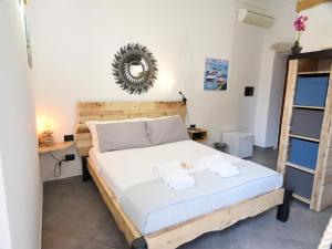 马达莱纳La Casa di Dario的一间卧室配有一张床,上面有两条毛巾