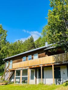 ElvegårdSkjomen Lodge的一座拥有木外墙和树木的房子