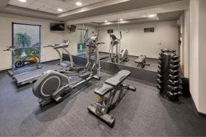 马塔莫罗斯马塔莫罗斯都市快捷酒店的健身房,配有跑步机和有氧运动器材