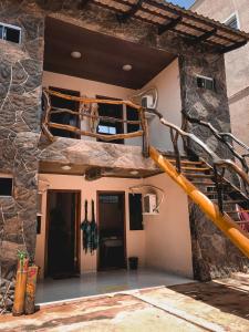 戈亚斯州上帕莱索Reges Hostel的享有带岩石墙的建筑的景致