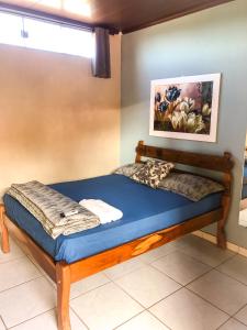 戈亚斯州上帕莱索Reges Hostel的一张蓝色床垫的床