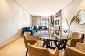 卡萨布兰卡Incantevole Luxury apprt nel cuore di Casablanca的客厅配有桌椅和沙发