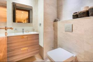 卡萨布兰卡Incantevole Luxury apprt nel cuore di Casablanca的一间带水槽、卫生间和镜子的浴室