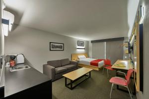 杜兰戈杜兰戈城市快捷酒店的酒店客房设有一张沙发和一张床