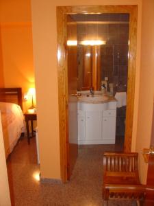 圣巴巴拉阿拉撒酒店餐厅的一间带水槽和镜子的浴室以及一间卧室