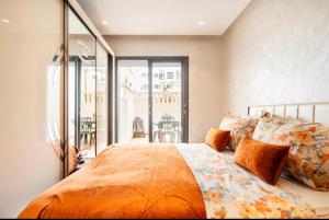 卡萨布兰卡Incantevole Luxury apprt nel cuore di Casablanca的一间带大床的卧室和一个阳台