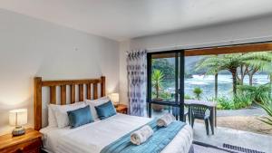 Lochmara Bay洛克马拉旅舍的一间卧室配有一张床,享有海景