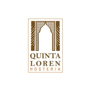 安巴托QUINTA LOREN HOSTERIA的一个拱门,上面写着“ ⁇ ”字,上面写着医院标志