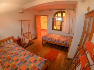 拉巴斯Anata Hostal的一间卧室设有一张床和一个窗口