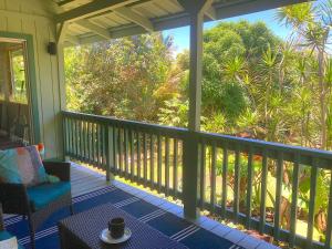 帕霍阿Seaside House and Aloha Bungalow的享有树木景致的屏蔽门廊