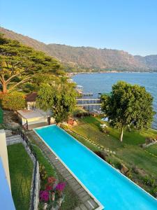 El CongoCardedeu Hotel Lago de Coatepeque的享有游泳池的顶部景色,背景是大海