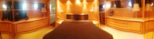 新派拉莫斯Luxury Vacations, Accommodation的一间位于客房中间的带长凳的浴室