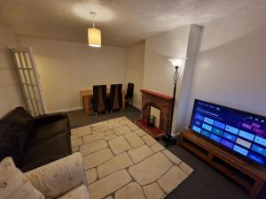 吉尔福德Millmead Apartment in central Guildford with parking的带沙发和平面电视的客厅