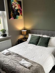布莱顿霍夫Studio Apartment In Brighton & Hove的卧室配有一张带灯的白色大床