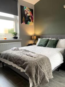 布莱顿霍夫Studio Apartment In Brighton & Hove的一间卧室配有一张床铺,床上有毯子