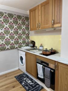鲁特姆Luxurious and Elegant Homestay in Kent的厨房配有洗衣机和水槽