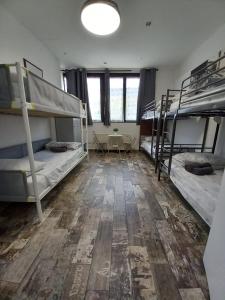 纳维利阿托姆斯奢华旅舍客房内的一张或多张双层床
