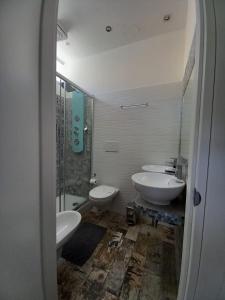 米兰纳维利阿托姆斯奢华旅舍的一间带两个盥洗盆、淋浴和两个卫生间的浴室