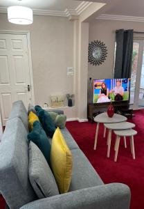 鲁特姆Luxurious and Elegant Homestay in Kent的带沙发和电视的客厅