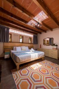墨西哥城Meztli: Casa Boutique & Spa的一间卧室配有一张大床和地毯。