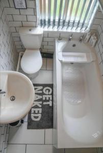 诺丁汉Entire home in Nottingham的白色的浴室设有水槽和卫生间。