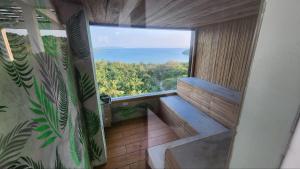 FerrolTablas Seaview Residencial的客房设有窗户,享有海景。
