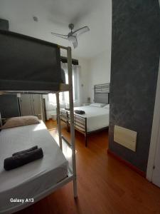 米兰纳维利阿托姆斯奢华旅舍的客房设有两张双层床和天花板。