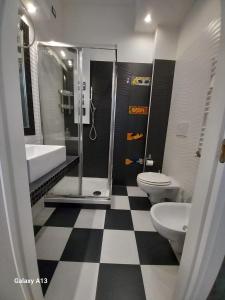 米兰纳维利阿托姆斯奢华旅舍的浴室设有2个卫生间、水槽和淋浴。