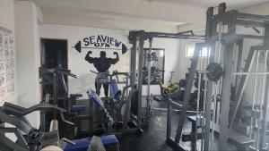 FerrolTablas Seaview Residencial的一间健身房,里面配有几台跑步机