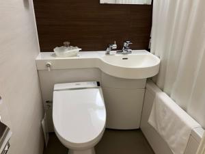 町田市新宿屋酒店的一间带卫生间和水槽的小浴室