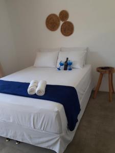 圣米格尔-杜斯米拉格里斯Marinho Suítes Milagres的卧室配有白色床和毛巾