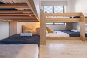 玛志洛卡鲁阿度假公寓酒店的带两张双层床的客房中的两张床