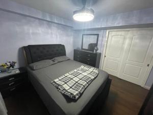 芝加哥Granville appartment的一间卧室配有一张床、镜子和门