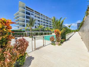 卡塔赫纳Apartamento en Morros Zoe con acceso directo al mar en Cartagena的一座带游泳池和大楼的度假村