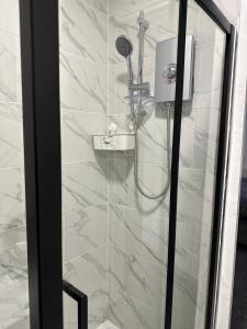 艾纯查姆Juz Apartments Manchester airport的浴室内配有淋浴和吹风机