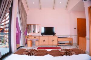 巴地市Trân Châu Beach & Resort的客厅配有电视和书桌