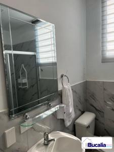 马查拉Bucalia House Machala的一间带水槽、镜子和卫生间的浴室