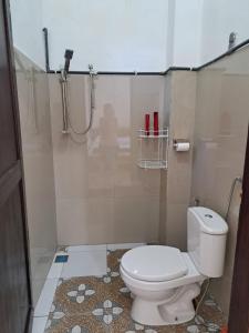 RiungRiung Tiga Empat Tujuh Guesthouse的一间带卫生间和淋浴的浴室
