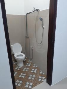 RiungRiung Tiga Empat Tujuh Guesthouse的带淋浴和卫生间的浴室