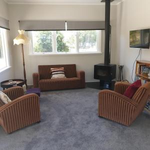 Lavender Row Farm的客厅配有两张沙发和一台电视机