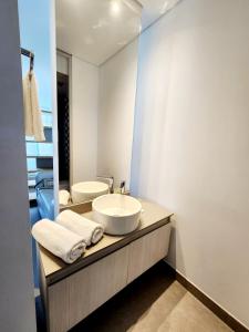 巴兰基亚Apartaestudio DISTRITO 90的一间带水槽和镜子的浴室
