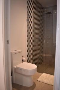 巴兰基亚Apartaestudio DISTRITO 90的一间带卫生间和玻璃淋浴间的浴室