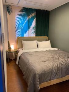 济州市Hyeopjae Claire de lune的一间卧室设有一张大床和绿色的墙壁