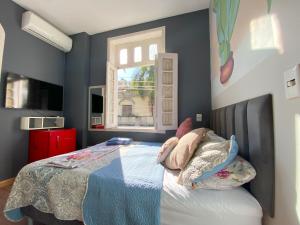 里约热内卢Aurora Hostel Rio的一间卧室设有一张床和一个窗口