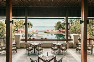 蔻立Khaolak Laguna Resort的度假村的餐厅享有游泳池的景致。