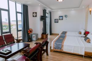 莲三Khách sạn Hoàng My的一间卧室设有一张床和一间客厅。