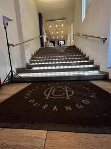 杜兰戈Gran Hotel Elizabeth的地毯上写着楼梯前的单词,写着工作到来