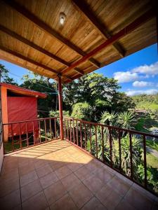 纽沃阿雷纳尔Beautiful Casa Aire near Lake Arenal in Nuevo Arenal - Casas Airelibre的一个带木屋顶的房屋的阳台