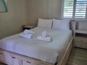 拜伦湾拜伦湾海滨公寓的一间卧室配有一张床,上面有两条毛巾