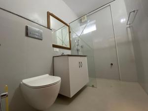 科钦Daffodils Luxury Airport Suites的白色的浴室设有卫生间和淋浴。
